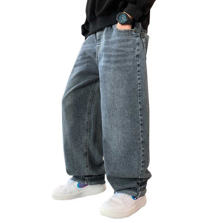 Jeans oversize uomo con lavaggio sbiadito, stile streetwear per un outfit rilassato e trendy.
