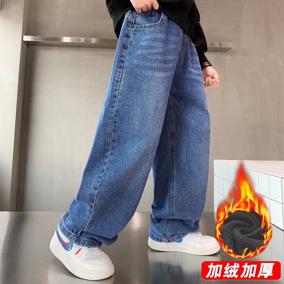 Pantaloni jeans larghi uomo, lavaggio faded e taglio oversize per un look streetwear autentico.