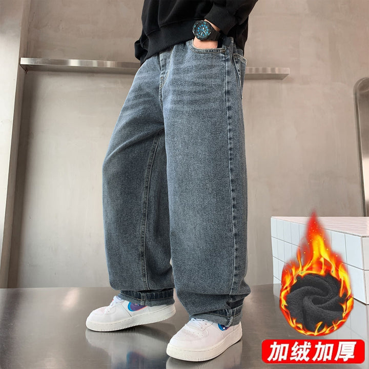 Jeans uomo casual con lavaggio faded, modello oversize per abbigliamento comodo e alla moda.