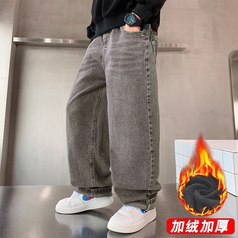Stile streetwear: jeans larghi uomo oversize con lavaggio sbiadito, must-have per la moda uomo.
