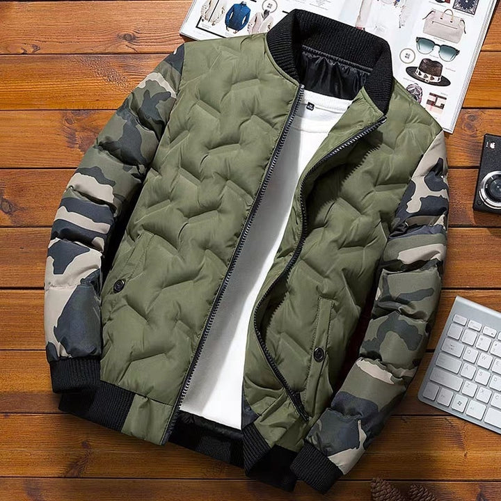 Elegante giubbotto bomber trapuntato da uomo con vivaci maniche camouflage per uno stile militare distintivo.