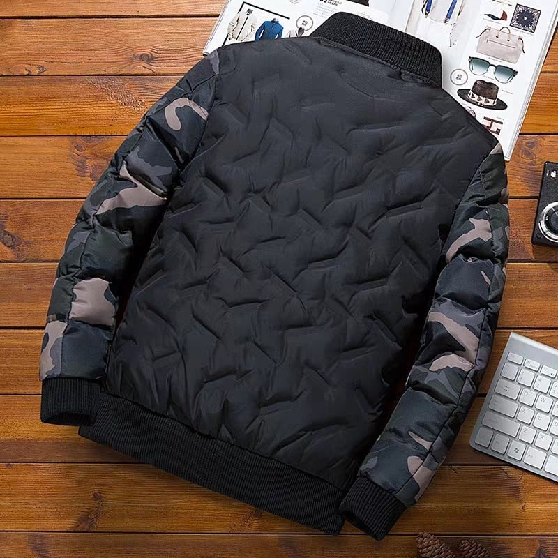 Bomber uomo con maniche camouflage, giacca trapuntata e cerniera, ideale per un look sportivo militare.