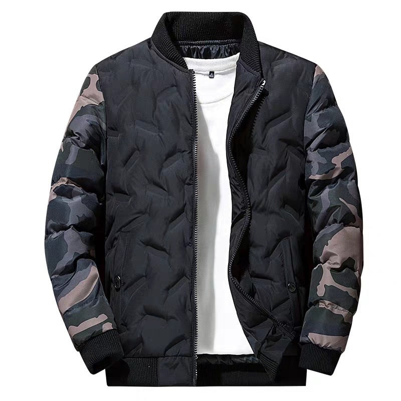 Giacca bomber da uomo trapuntata, design moderno con maniche camouflage e pratica cerniera frontale.