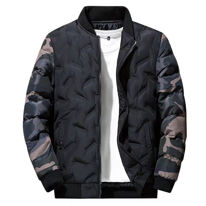 Giacca bomber da uomo trapuntata, design moderno con maniche camouflage e pratica cerniera frontale.