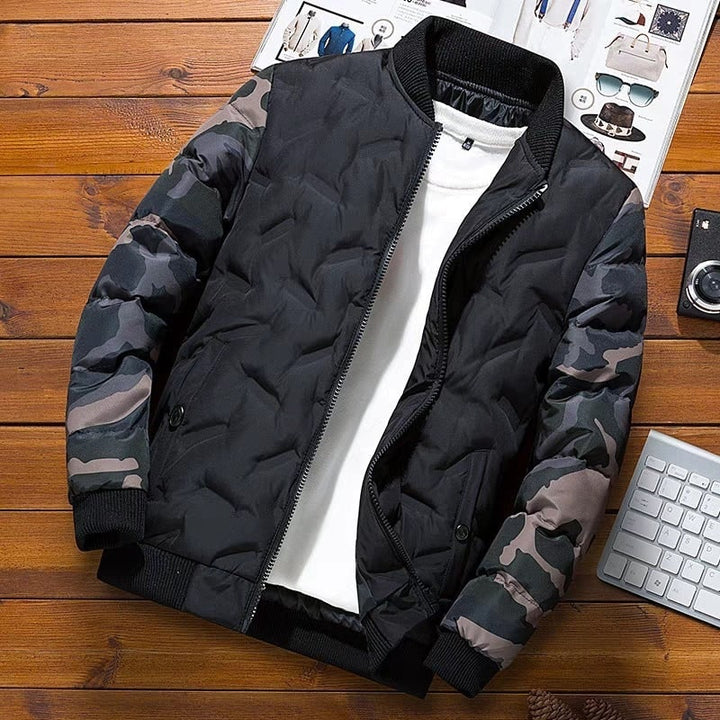 Giacca bomber uomo trapuntata per abbigliamento casual, con maniche camouflage per un tocco di stile.
