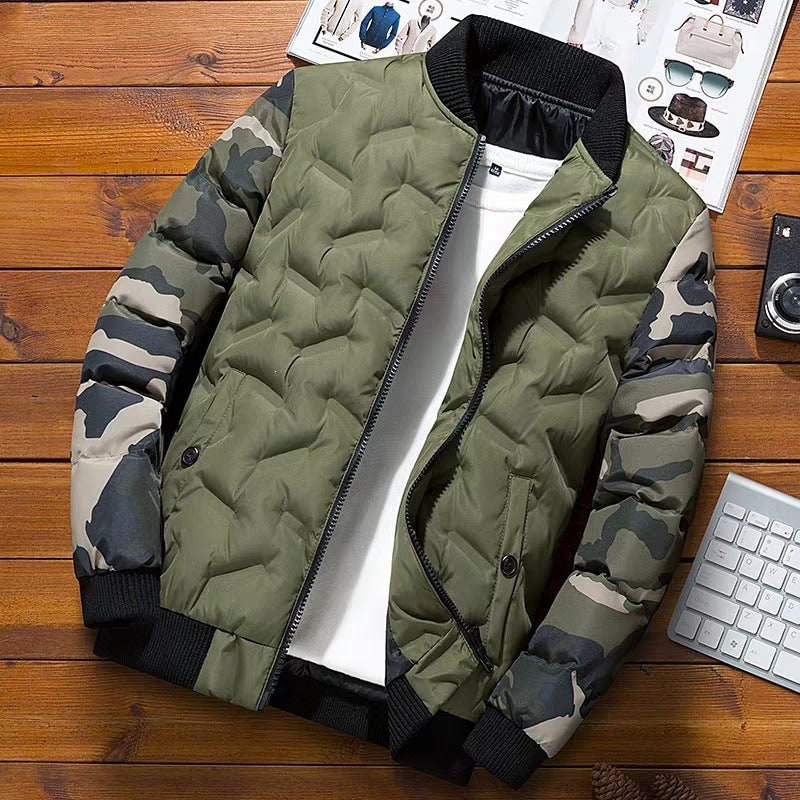 Giacca da mezza stagione trapuntata da uomo, stile bomber con maniche camouflage e cerniera robusta.
