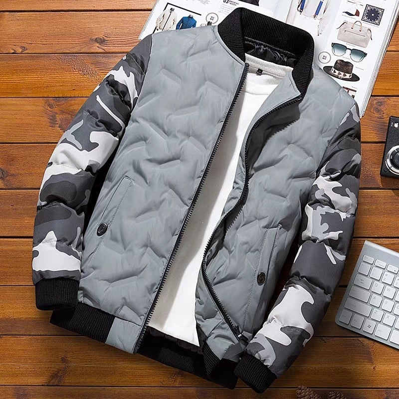 Giacca uomo, bomber trapuntato con maniche camouflage, stile militare e cerniera, moda maschile casual.