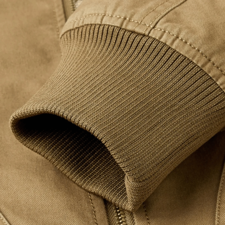 Giacca bomber uomo avio aperta. Mostra interno confortevole e taglio moderno per un look casual invernale.