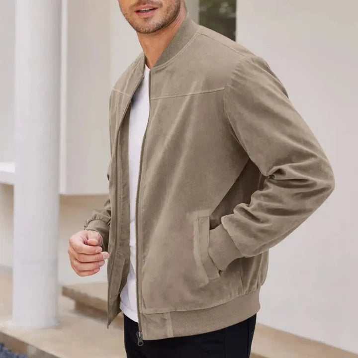 Giacca bomber marrone da uomo, slim fit. Stile aviatore con colletto a costine, un capo versatile e di tendenza.