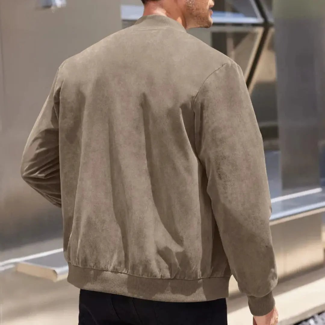 Moderna giacca bomber uomo slim fit stile aviatore. Colletto a costine, perfetta per un look casual o elegante.