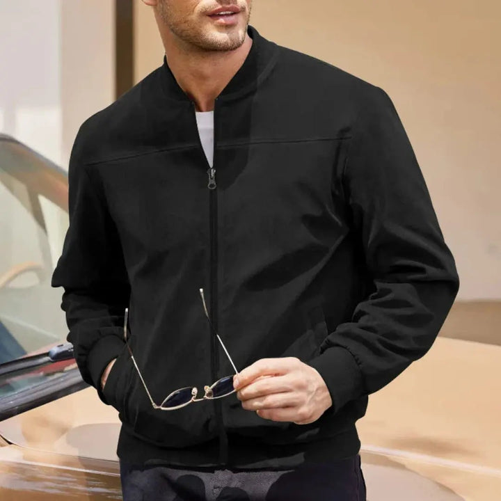 Capo di moda maschile: giacca bomber uomo slim fit nera, stile aviatore con colletto a costine. Autunno/primavera.