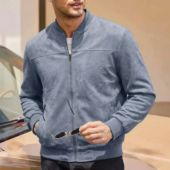 Giacca da uomo slim fit, modello bomber in stile aviatore con colletto a costine. Disponibile in nero e marrone.