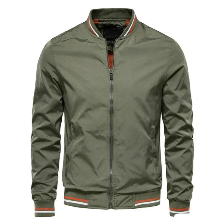 Bomber uomo con collo a costine, giacca leggera primaverile. Look moderno, casual per outfit quotidiano e moda uomo.