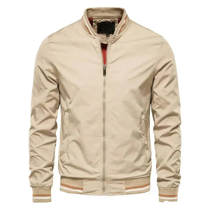 Giacca leggera da uomo bomber, chiusura zip, collo a costine. Stile casual per abbigliamento maschile, look moderno.