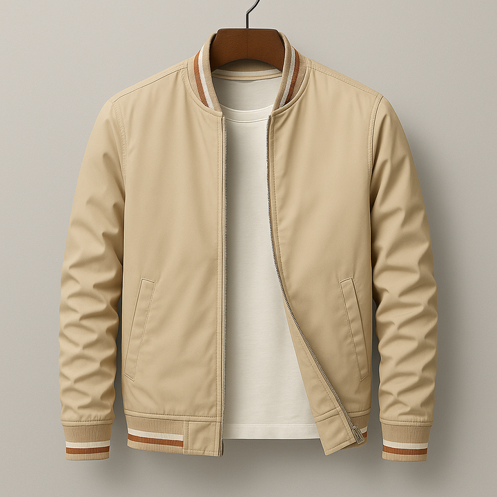 Primo piano di giacca bomber uomo: zip integrale, polsini e orlo a costine. Stile casual e moderno.