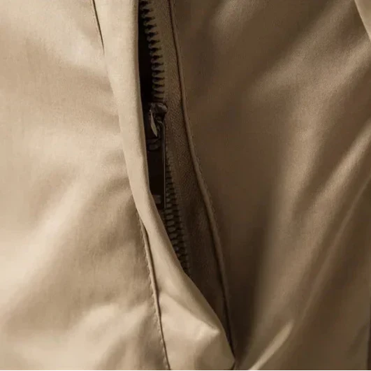 Giacca bomber uomo primaverile, colore versatile, con zip frontale e dettagli a costine. Look casual.
