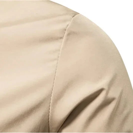 Comoda giacca bomber uomo leggera, perfetta per la mezza stagione, con zip e dettagli a costine.