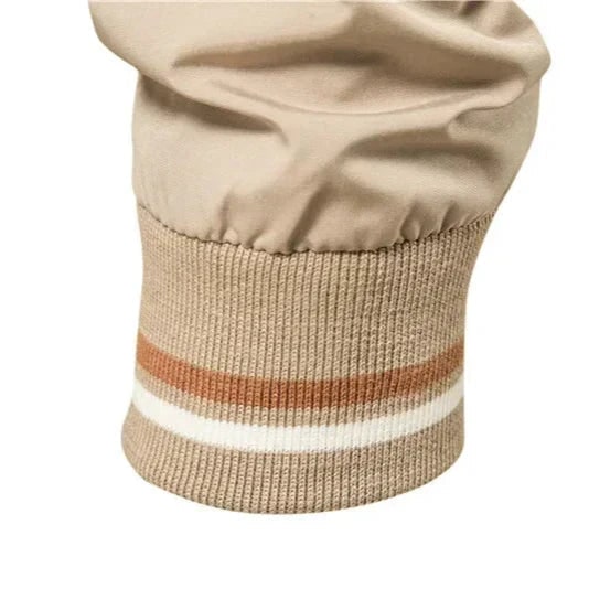 Giacca bomber uomo moderna, con zip integrale e finiture a costine, ideale per uno stile casual versatile.