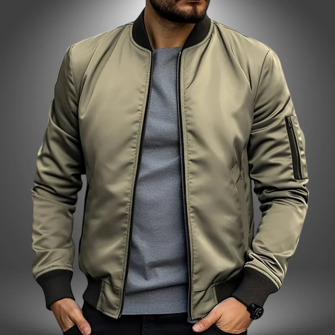 Elegante giacca bomber uomo slim fit, ideale per look casual e di tendenza in primavera.