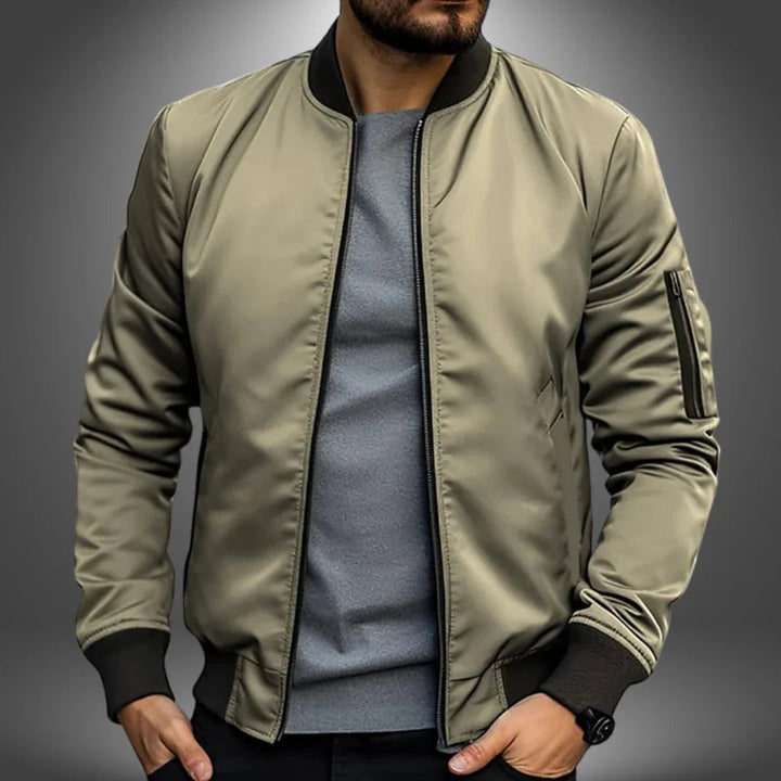 Elegante giacca bomber uomo slim fit, ideale per look casual e di tendenza in primavera.