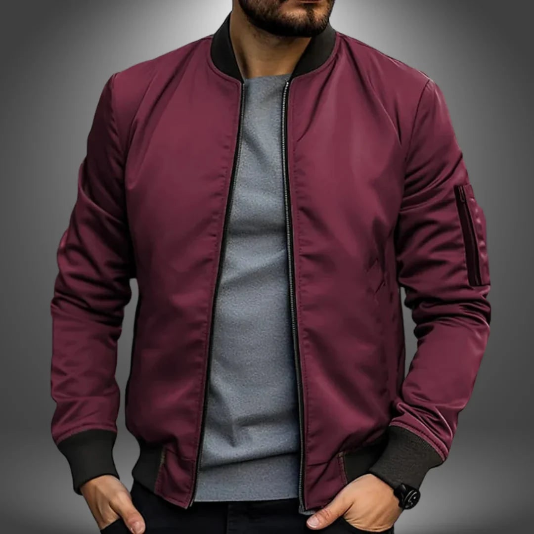 Bomber leggero uomo casual, vestibilità slim fit, con pratica tasca sulla manica.
