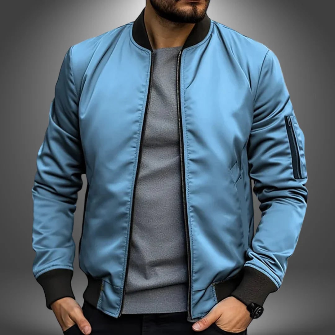 Bomber casual uomo slim fit, con tasca manica, protezione antivento, ideale per look versatile.