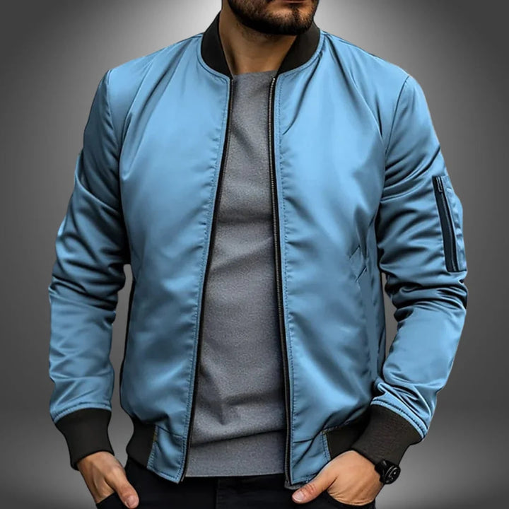 Bomber casual uomo slim fit, con tasca manica, protezione antivento, ideale per look versatile.