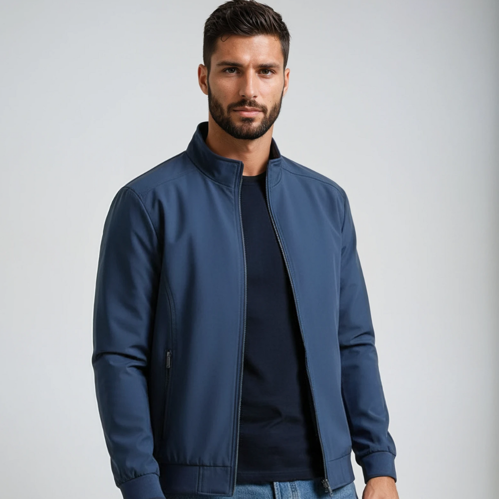Giacca bomber uomo versatile con collo rialzato, ideale per primavera/autunno. Perfetta per look casual ed eleganti.