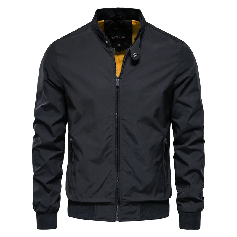 Giacca bomber uomo aviatore con collo rialzato. Un capo elegante e versatile per primavera e autunno.