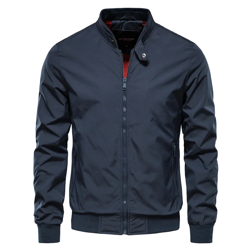 Giacca uomo bomber aviatore con collo rialzato e zip, un must-have moda. Stile impeccabile per ogni occasione.