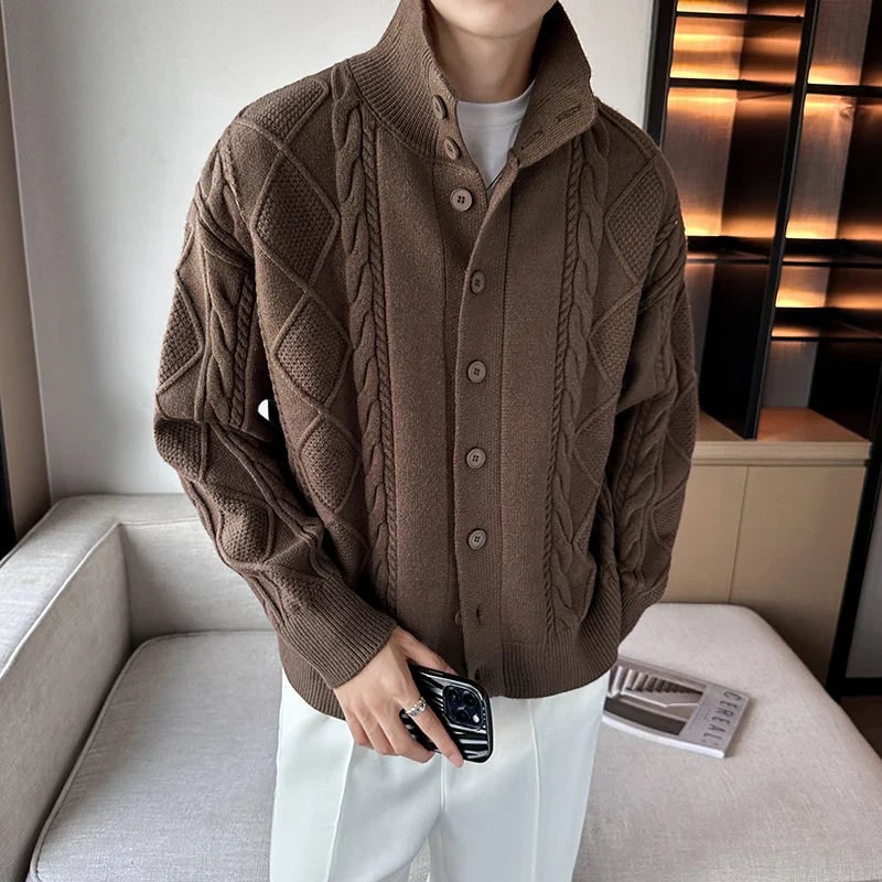 Cardigan uomo lavorato a maglia con collo alto e bottoni, stile casual elegante ideale per autunno e inverno.