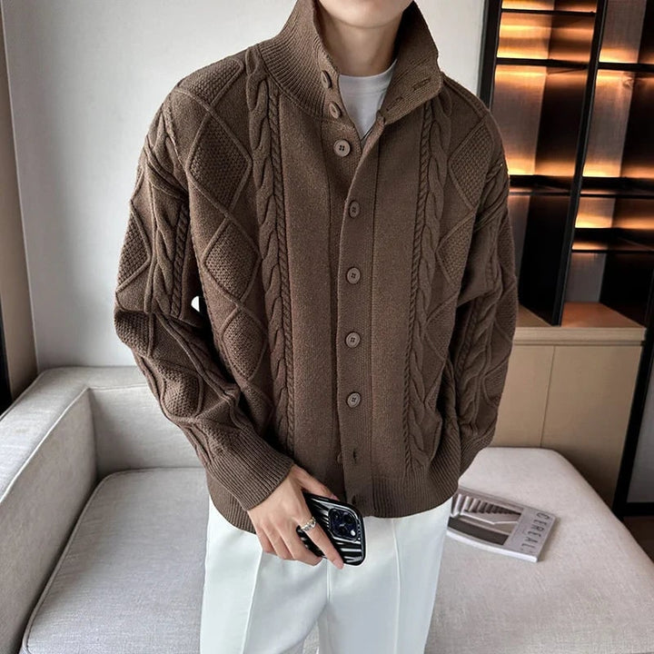 Cardigan uomo lavorato a maglia con collo alto e bottoni, stile casual elegante ideale per autunno e inverno.