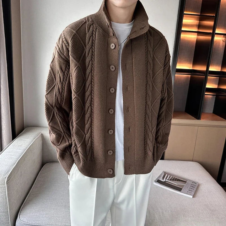 Texture morbida e lavorazione a maglia del cardigan uomo con collo alto, comfort e stile raffinato.