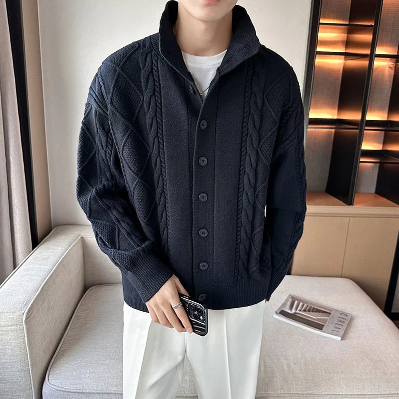 Cardigan uomo in maglia con collo alto, taglio moderno ed elegante per un look versatile autunno/inverno.