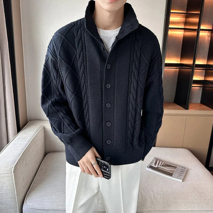 Cardigan uomo in maglia con collo alto, taglio moderno ed elegante per un look versatile autunno/inverno.