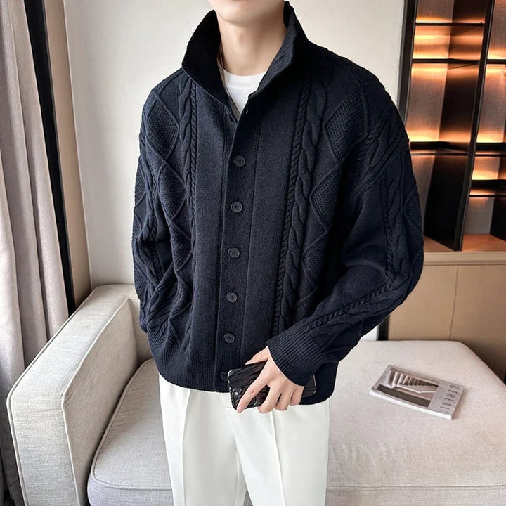 Uomo indossa cardigan a maglia con collo alto, perfetto per un look casual ma elegante e comfort invernale.
