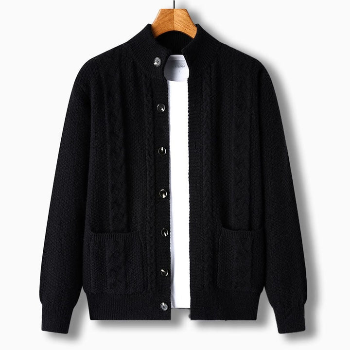 Cardigan uomo con tasche, maglione a treccia collo alto. Pratico e caldo per l'abbigliamento maschile.