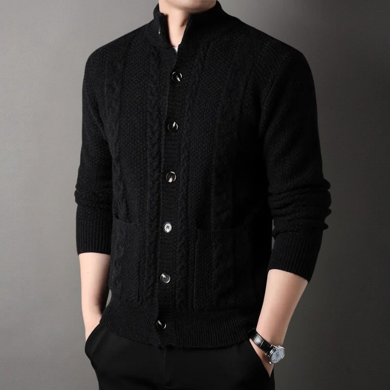 Cardigan uomo a treccia, collo alto e tasche. Versatile e caldo per la moda maschile autunno inverno.