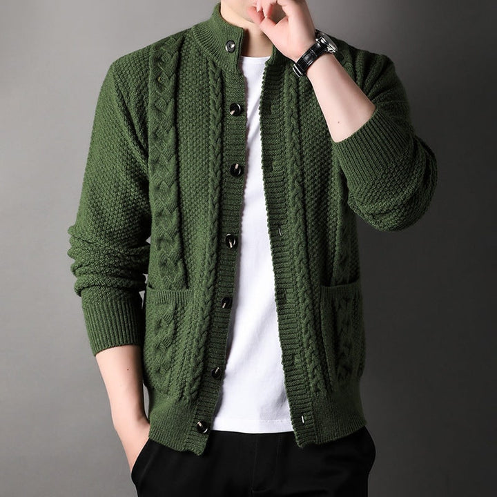 Cardigan uomo a treccia, collo alto. Stile casual ed elegante, ideale per un look versatile.