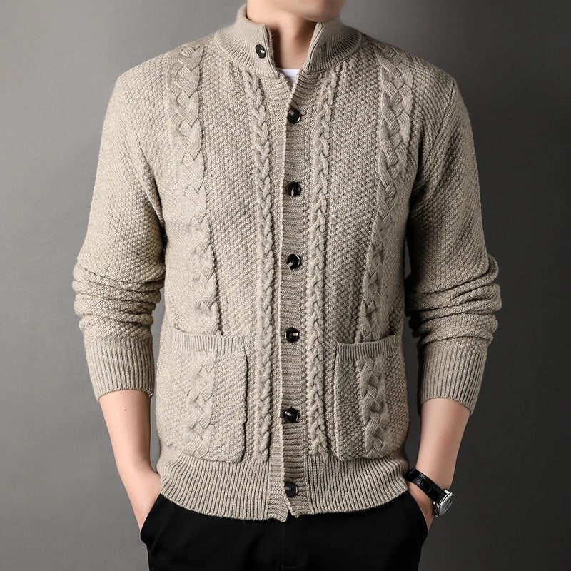 Cardigan uomo con tasche e collo alto, maglione a treccia per un look casual maschile.
