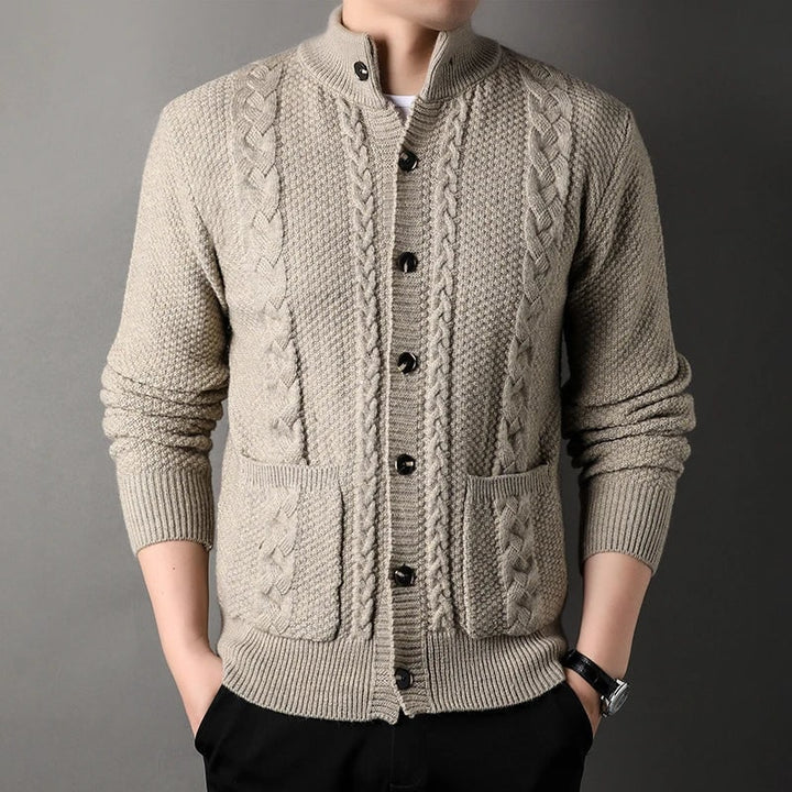 Cardigan uomo con tasche e collo alto, maglione a treccia per un look casual maschile.