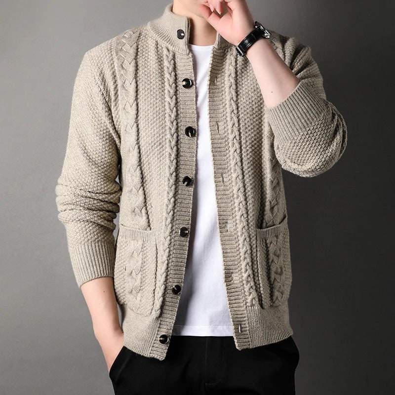 Regalo uomo: cardigan a treccia, collo alto. Abbigliamento maschile ideale per autunno inverno.