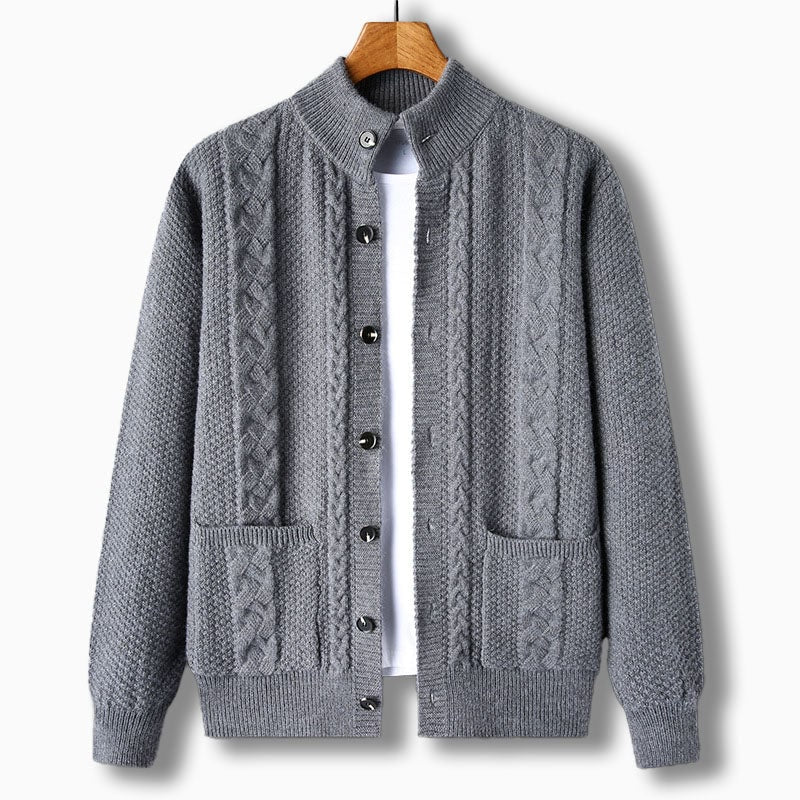 Cardigan uomo a treccia, collo alto. Ottimo strato per abbigliamento maschile versatile e caldo.
