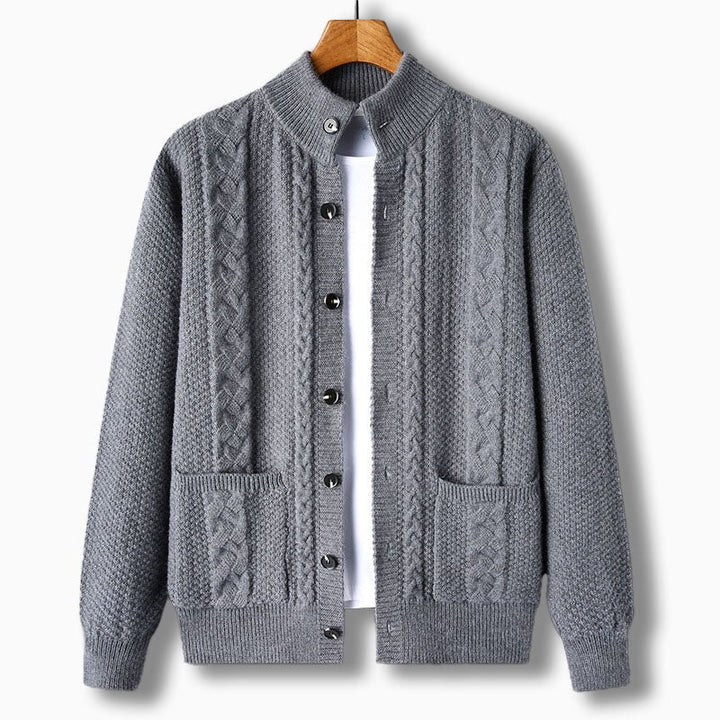 Cardigan uomo a treccia, collo alto. Ottimo strato per abbigliamento maschile versatile e caldo.