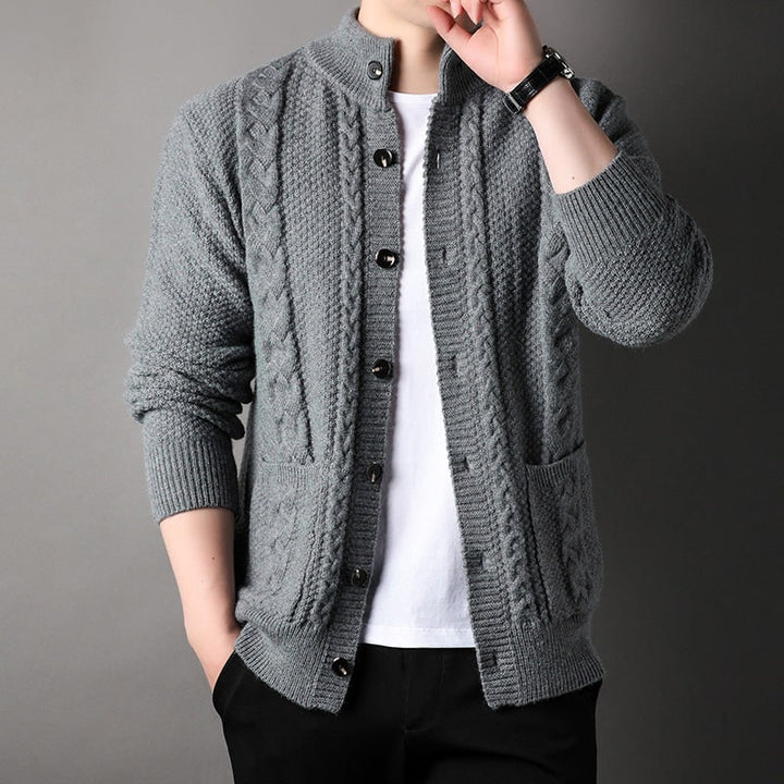 Cardigan uomo maglione a treccia, collo alto. Texture ricca e calore per un look maschile distintivo.