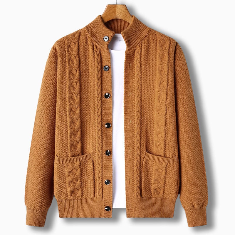 Cardigan uomo casual a treccia, collo alto. Perfetto per un look maschile moderno e confortevole.
