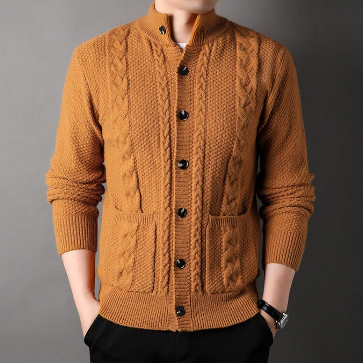 Cardigan uomo elegante a treccia, collo alto. Abbigliamento maschile sofisticato per ogni occasione.