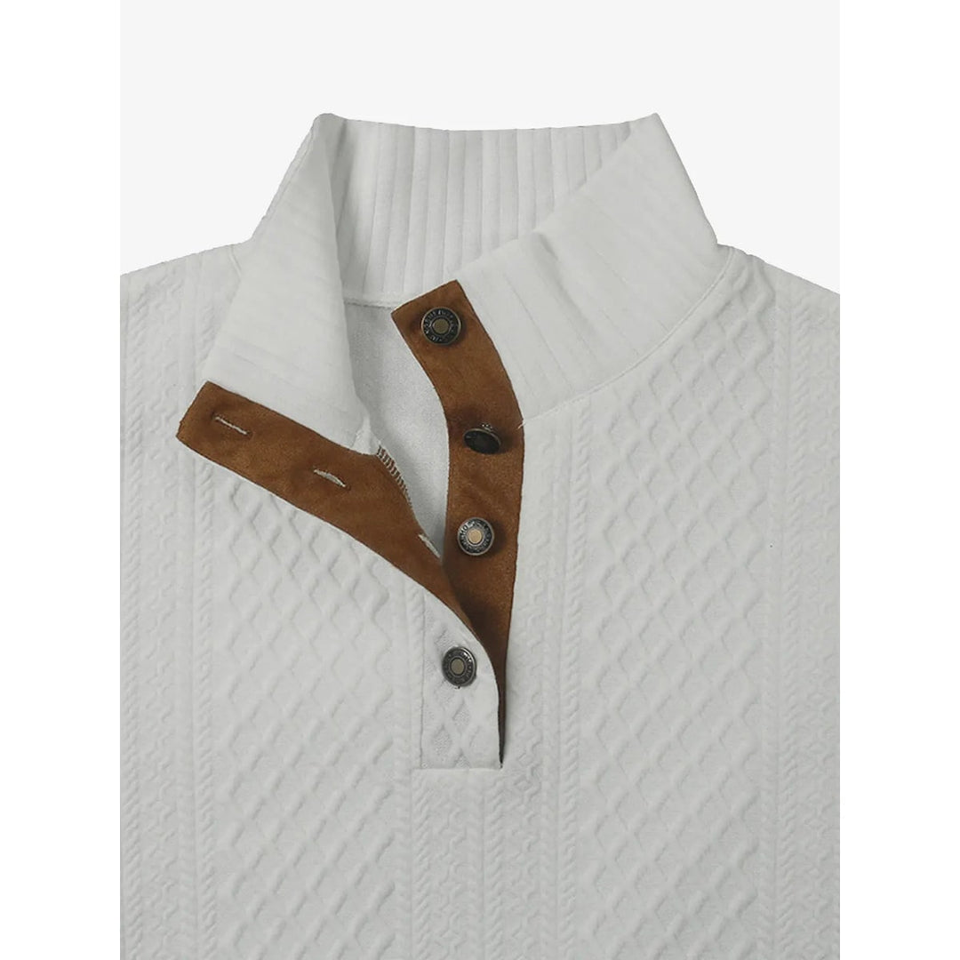 Maglione uomo classico con lavorazione a treccia, bottoni al colletto e gomitiere marroni.