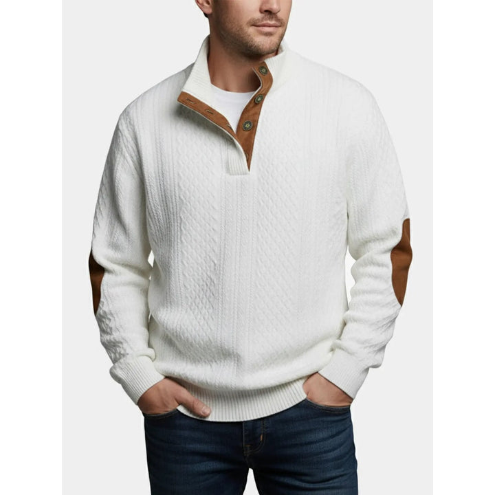 Moda uomo: maglione invernale con treccia, bottoni e gomitiere, look classico.
