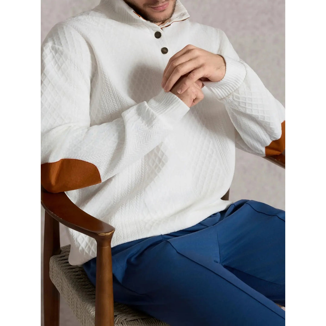 Pullover classico uomo in lana con motivi a treccia, bottoni e gomitiere scure.